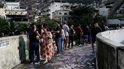 Electores hacen fila en un centro de votación durante las elecciones generales en Río de Janeiro, el domingo 4 de octubre de 2026. (Foto AP/Bruna Prado)