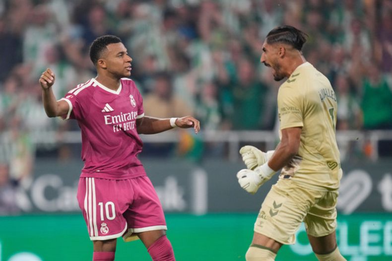 Kylian Mbappé, del Real Madrid, se lamenta luego de que su penal fue atajado por Álvaro Valles (derecha) del Real Betis, el viernes 4 de septiembre de 2026 (AP Foto/Jose Breton)