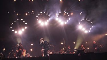 ARCHIVO - En esta fotografía del 17 de marzo de 2019 el cantante Enrique Bunbury durante su presentación en el festival Vive Latino en la Ciudad de México. Bunbury lanzó su álbum Greta Garbo el 26 de mayo de 2023. (Foto AP/Christian Palma, archivo)