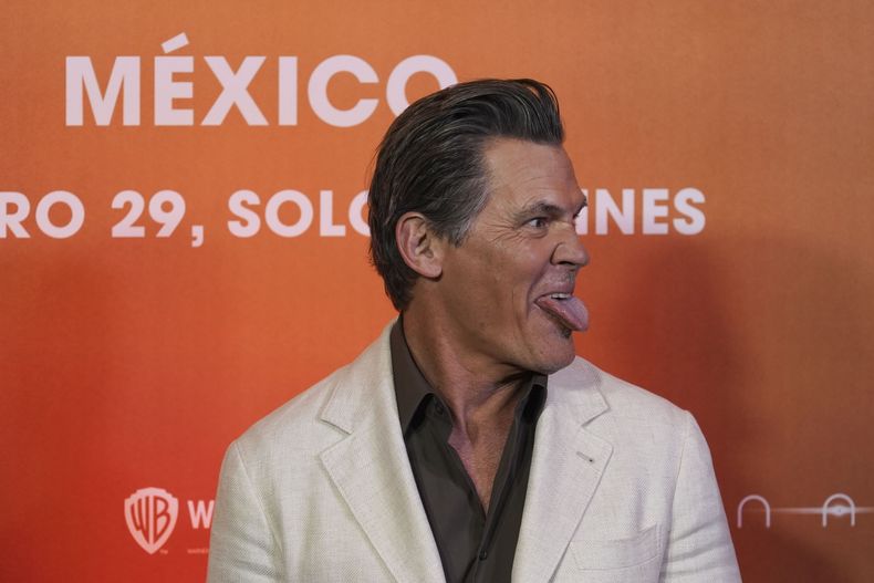 El actor estadounidense Josh Brolin posa en una sesión fotográfica para promover la película Dune: Part Two en la Ciudad de México el lunes 5 de febrero de 2024. (Foto AP/Marco Ugarte)