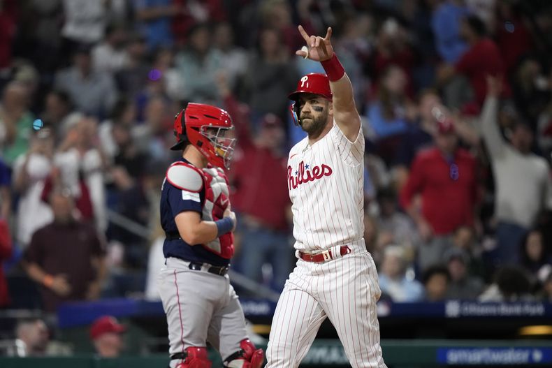 Bryce Harper, de los Filis de Filadelfia, festeja tras conectar un jonrón ante los Medias Rojas de Boston, el sábado 6 de mayo de 2023 (AP Foto/Matt Slocum)