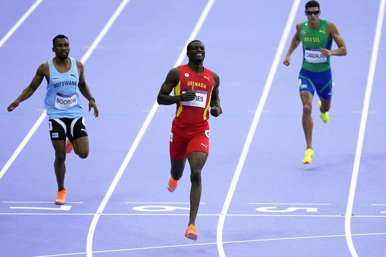 Kirani James gana su eliminatoria de los 400 metros en el atletismo de los Juegos Olímpicos de París, el domingo 4 de agosto de 2024, en Saint-Denis, Francia. (AP Foto/Martin Meissner)