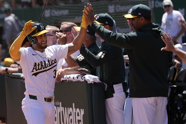 El venezolano Abraham Toro, de los Atléticos de Oakland, es felicitado tras conectar un jonrón durante el encuentro ante los Piratas de Pittsburgh, el miércoles 1 de mayo de 2024 (AP Foto/Jeff Chiu)