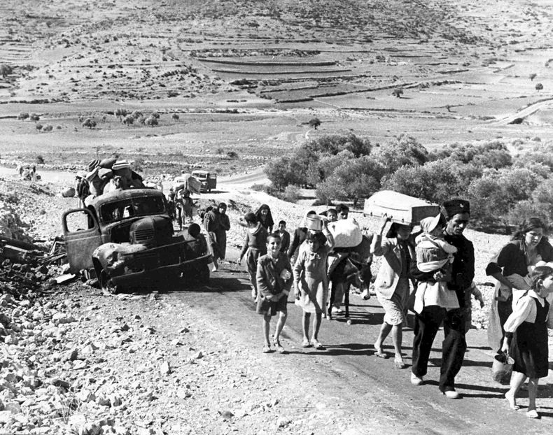ARCHIVO - Un grupo de refugiados árabes camina de Jerusalén al Líbano el 9 de noviembre de 1948. (AP Foto/Jim Pringle, Archivo)
