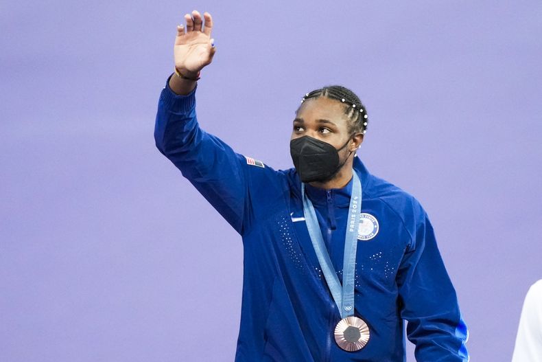 El estadounidense Noah Lyles saluda a los aficionados tras recibir la medalla de bronce de los 200 metros en los Juegos Olímpicos de París el viernes 9 de agosto del 2024. (AP Foto/Martin Meissner)
