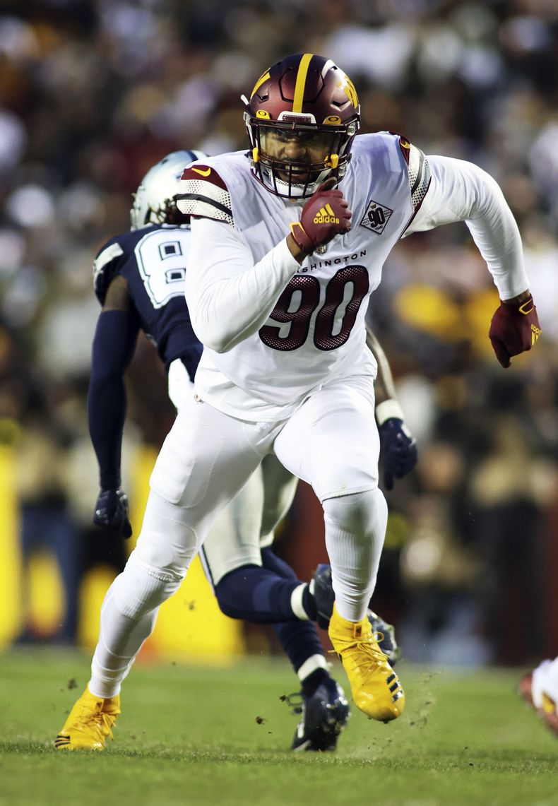 ARCHIVO - Foto del 8 de enero del 2023, el defensive end de los Commanders de Washington Montez Sweat en el encuentro ante los Cowboys de Dallas. El martes 31 de octubre del 2023, Sweat es enviado a los Browns de Cleveland. (AP Foto/Daniel Kucin Jr., Archivo)