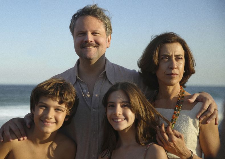 Esta imagen proporcionada por Sony Pictures Classics muestra a Selton Mello, al fondo a la izquierda, y Fernanda Torres, a la derecha, en una escena de Im Still Here. (Alile Onawale/Sony Pictures Classic via AP)