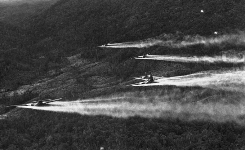 Aviones sueltan sustancias químicas cerca de Hue, Vietnam, el 14 de agosto de 1968. (AP foto/Robert Ohman)