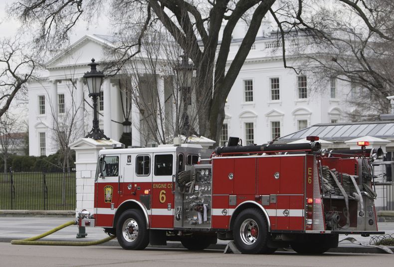 ARCHIVO - Un camión de bomberos se encuentra estacionado afuera de la Casa Blanca, en Washington, el 19 de noviembre de 2007. (AP Foto/Ron Edmonds, archivo)