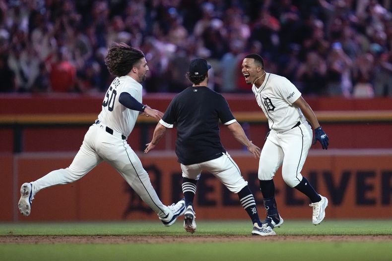 El dominicano de los Tigres de Detroit Wenceel Pérez celebra su sencillo ante los Reales de Kansas City en la 11ma entrada el sábado 3 de agosto del 2024. (AP Foto/Paul Sancya)