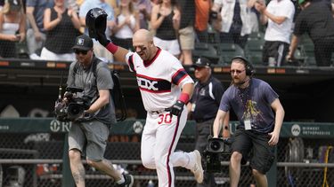Jake Burger de los Medias Blancas de Chicago sonríe mientras recorre las bases tras conectar un grand slam en la novena entrada del juego ante los Tigres de Detroit el domingo 4 de junio del 2023. (AP Foto/Nam Y. Huh)