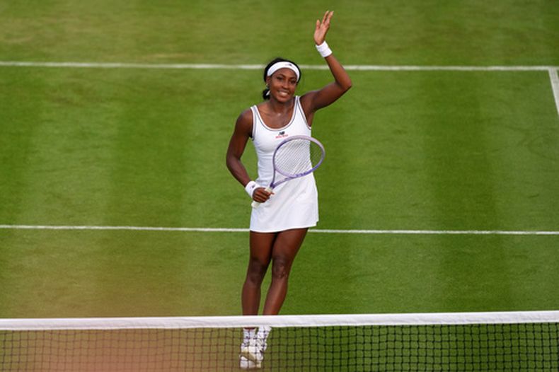 La estadounidense Coco Gauff celebra al vencer a la alemana Tamara Korpatsch en la primera ronda de Wimbledon el lunes 29 de junio del 2026. (AP Foto/Kirsty Wigglesworth)