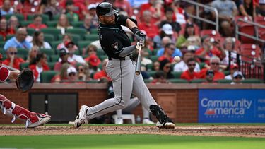 Tyler Locklear, de los Diamondbacks de Arizona, batea un jonrón de dos carreras en el duelo del jueves 23 de julio de 2026 ante los Cardenales de San Luis (AP Foto/Joe Puetz)