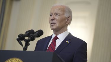 El presidente Joe Biden habla antes de firmar un paquete de ayuda de 95.000 millones de dólares para Ucrania que también incluye asistencia para Israel, Taiwán y otros aliados, en el Comedor Estatal de la Casa Blanca, el miércoles 24 de abril de 2024, en Washington. (AP Foto/Evan Vucci)