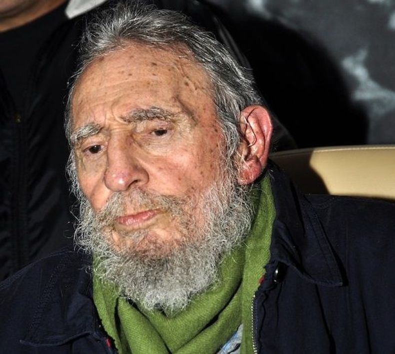Fidel Castro elogió a los médicos y enfermeros cubanos que viajaron a Sierra Leona para combatir la epidemia de ébola e invitó a los galenos de los países de más recursos a unirse a este esfuerzo.