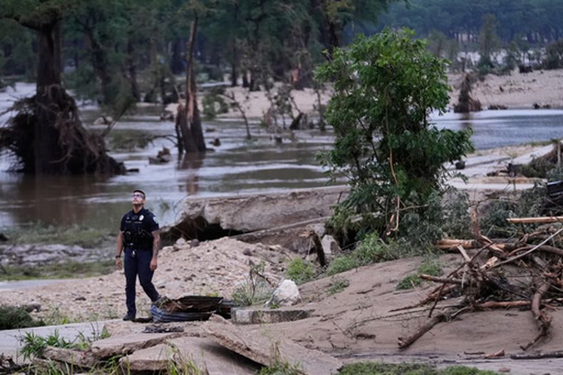 Un policía a orillas del Río Guadalupe, en Kerrville, Texas, tras las tormentas allí, el 17 de julio del 2026. (AP foto/Gerald Herbert)
