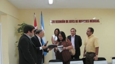 americateve | Protestan por las diferencias de formación y salarios con los profesionales locales.