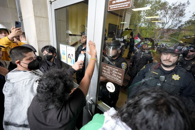 Policías impiden que manifestantes propalestinos ingresen a un edificio dentro del campus de la Universidad de California en Los Ángeles, el 23 de mayo de 2024, en Los Ángeles. (AP Foto/Ryan Sun, Archivo)