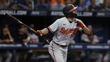 Colton Cowser, de los Orioles de Baltimore, observa su elevado de sacrificio ante los Rays de Tampa Bay, en la décima entrada del juego disputado el jueves 20 de julio de 2023 (AP Foto/Scott Audette)