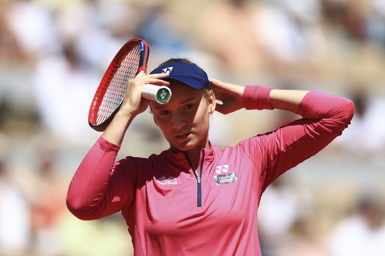 La kazaja Elena Rybakina ajusta su gorra durante el enfrentamiento de segunda ronda del Abierto de Francia ante Linda Noskova de la República Checa, en el Roland Garros Stadium en Paris. Jueves 1 de Junio de 2023. (AP Photo/Aurelien Morissard)