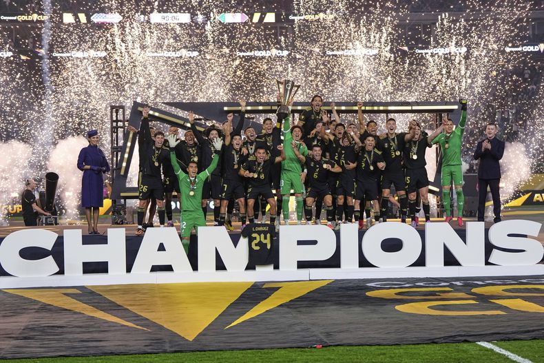 Los jugadores de México celebran tras ganar la Copa Oro ante Estados Unidos en Houston, el domingo 6 de julio de 2025. (AP Foto/David J. Phillip)