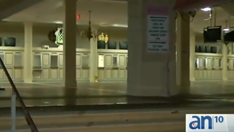 Asaltan el casino Hialeah Park, sorprendiendo a clientes y guardias de seguridad, y escapan con cien mil dólares.