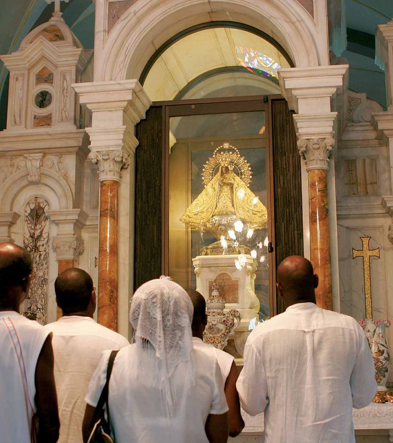 Cubanos se encomiendan a La Caridad del Cobre.