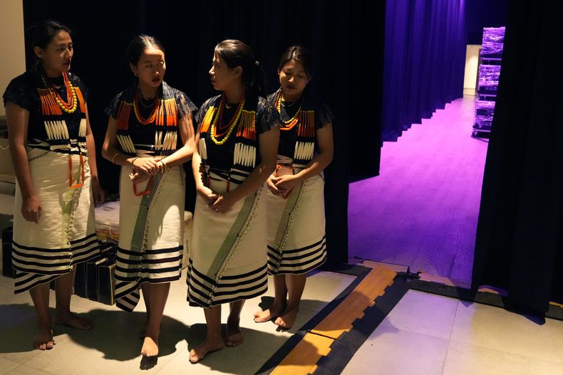 Artistas del estado de Nagaland, en el noreste de la India, esperan tras bambalinas su actuación en el Festival de Piano Brillante de dos días en Bengaluru, India, el domingo 29 de septiembre de 2024. (Foto AP/Aijaz Rahi)