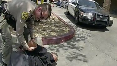 En una imagen tomada de un video de una cámara corporal de un policía proporcionado por el Departamento de Policía del Condado Los Ángeles el 24 de junio de 2023, un agente arresta a una persona en el estacionamiento de una tienda de comestibles en Lancaster, California. ( Departamento de Policía del Condado Los Ángeles vía AP)