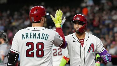 Lourdes Gurriel Jr. (derecha), de los Diamondbacks de Arizona, celebra su jonrón de tres carreras contra los Gigantes de San Francisco junto a su compañero de equipo Nolan Arenado (28) durante la primera entrada de un partido de béisbol, el martes 30 de junio de 2026, en Phoenix. (Foto AP/Ross D. Franklin)