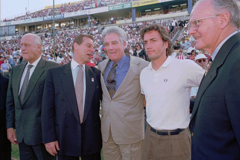 ARCHIVO - De izquierda a derecha, el representante de dueños de la MLS Lamar Hunt, el actor Andrew Shue, el comisionado Douglas Logan, el presidente de la junta Alan Rothenberg y el representante de la FIFA Joao Havelange se reúnen antes del partido inaugural de la liga en San José, California, el 6 de abril de 1996 (AP Foto/Craig Fujii, archivo)
