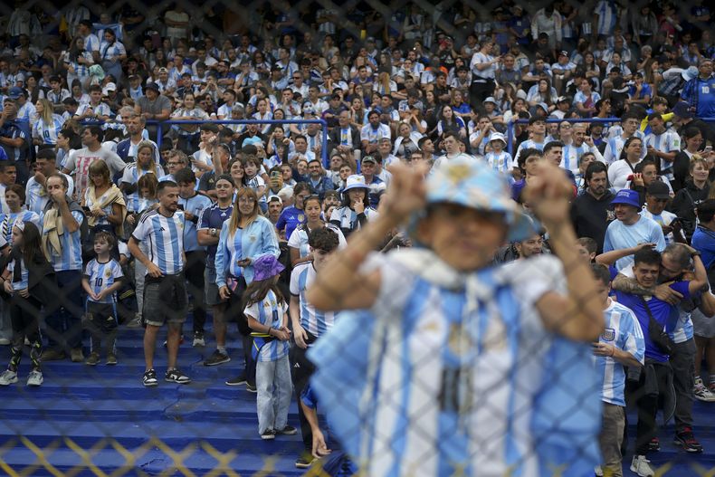 Hinchas argentinos esperan el partido entre la selección de su país y la de Perú, en las eliminatorias mundialistas, el martes 19 de noviembre de 2024, en Buenos Aires (AP Foto/Natacha Pisarenko)