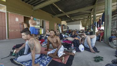 los cubanos que no tienen dinero esperan apoyo del exilio