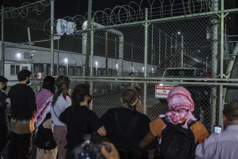 Manifestantes se toman de las manos en la entrada del centro de detención Delaney Hall para evitar que vehículos ingresen durante protestas contra las redadas migratorias del gobierno, el jueves 12 de junio de 2025, en Newark, Nueva Jersey. (AP Foto/Olga Fedorova)