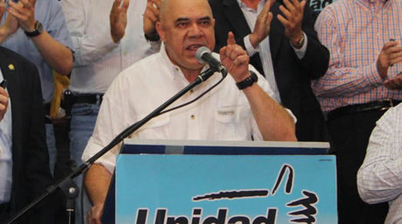 El secretario ejecutivo de la coalición opositora, Jesús "Chúo" Torrealba, considera que el gobierno "está fumando encima de un país de pólvora"\