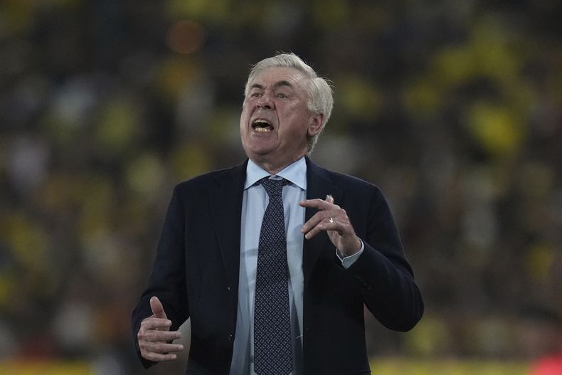 El italiano Carlo Ancelotti, técnico de la selección de Brasil, da indicaciones en un encuentro de la eliminatoria al Mundial ante Ecuador, el jueves 5 de junio de 2025, en Guayaquil (AP Foto/Dolores Ochoa)