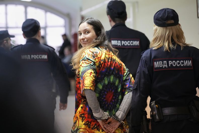 Sasha Skochilenko, artista y música de 33 años, es escoltada por agentes a la sala del tribunal en Vasileostrovsky, San Petersburgo, Rusia, el 19 de octubre de 2023. Skochilenko fue arrestada en abril de 2022 por criticar la guerra de Rusia en Ucrania. (Foto AP/Dmitri Lovetsky, Archivo)