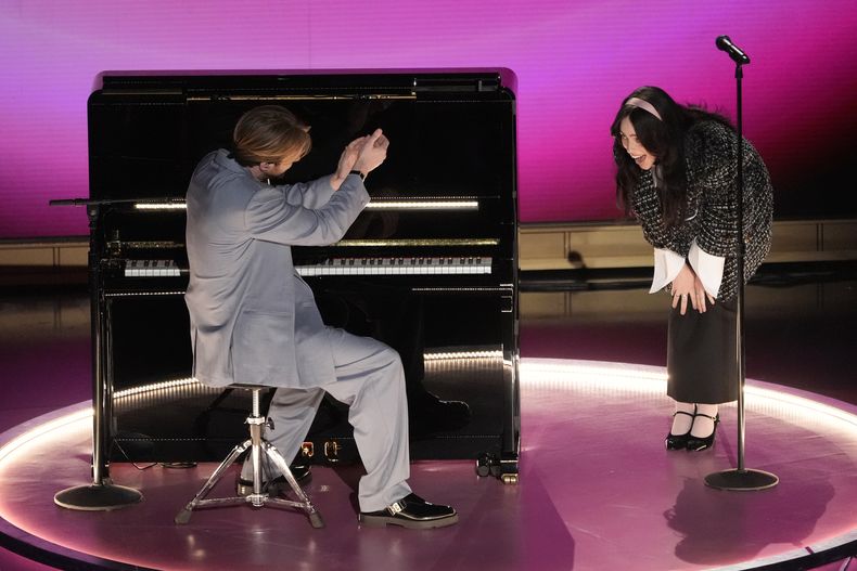 Finneas (izquierda) y Billie Eilish cantan What Was I Made For? de Barbie nominada a mejor canción original en los Oscar, el domingo 10 de marzo de 2024, en el Teatro Dolby de Los Ángeles. (AP Foto/Chris Pizzello)