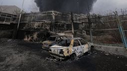 El humo después de un ataque contra una instalación petrolera en Teherán, Irán, el 8 de marzo del 2026. (AP foto/Vahid Salemi)