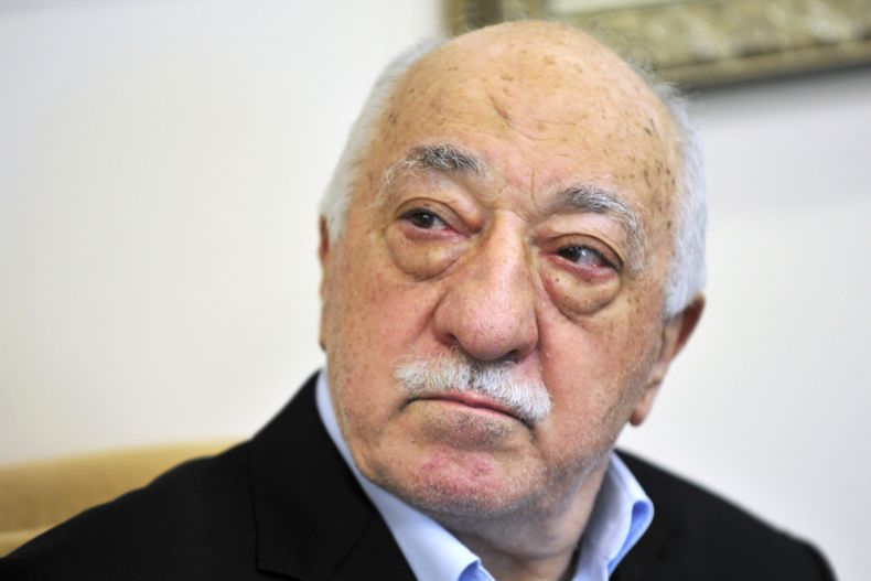 ARCHIVO - El clérigo turco Fethullah Gulen habla a los miembros de los medios en su complejo en Saylorsburg, Pensilvania, en julio de 2016. (AP foto/Chris Post, archivo)