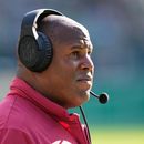 ARCHIVO - Eric Bieniemy, coordinador ofensivo de los Commanders de Washington, durante un juego de la NFL en Filadelfia, el 1 de octubre de 2023. (AP Foto/Matt Rourke)