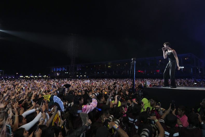 Shawn Mendes durante su concierto en el Corona Capital en la Ciudad de México el sábado 16 de noviembre de 2024. (Foto AP/Eduardo Verdugo)
