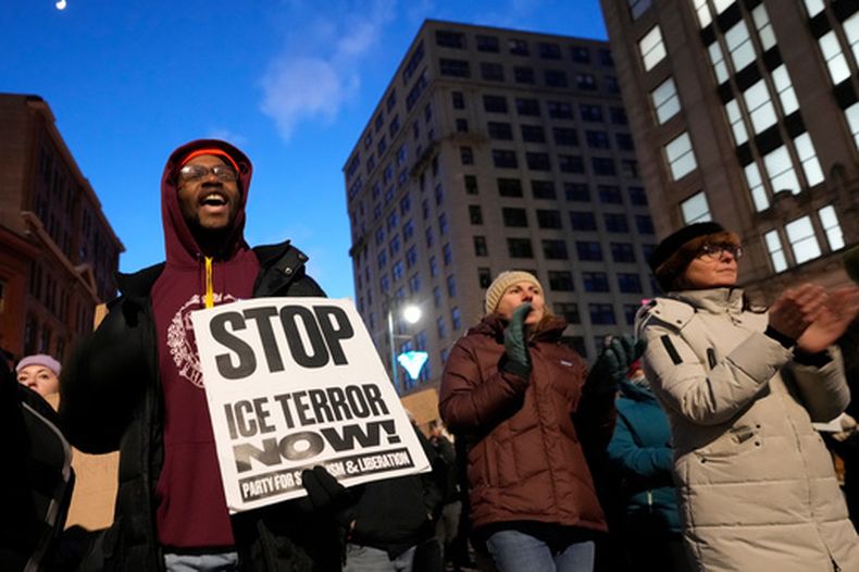 Manifestantes protestan contra la presencia de agentes del Servicio de Control de Inmigración y Aduanas en el estado, el 23 de enero de 2026, en Portland, Maine. (AP Foto/Robert F. Bukaty)