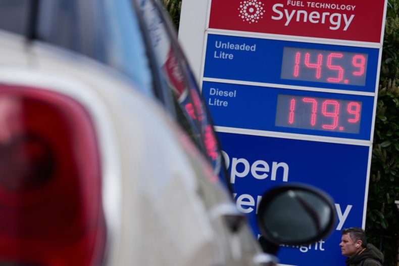 Los precios en una gasolinera en Londres el 30 de marzo del 2026. (AP foto/Kin Cheung, File)
