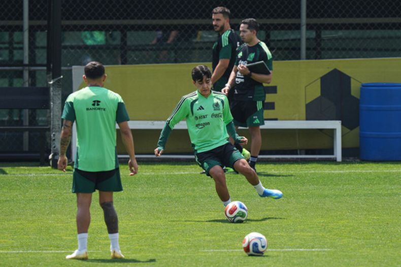 El mexicano Gilberto Mora durante una sesión de entrenamiento con la selección mexicana en Ciudad de México el viernes 8 de mayo de 2026. (AP Foto/Fernando Llano)