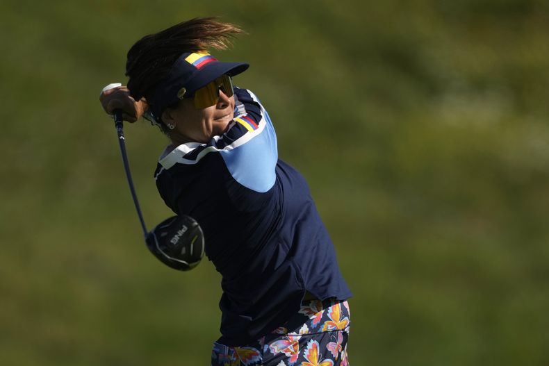La colombiana María José Uribe despeja desde el tee del tercer hoyo en el golf de los Juegos Olímpicos de París, el jueves 8 de agosto de 2024, en Saint-Quentin-en-Yvelines, Francia. (AP Foto/Matt York)