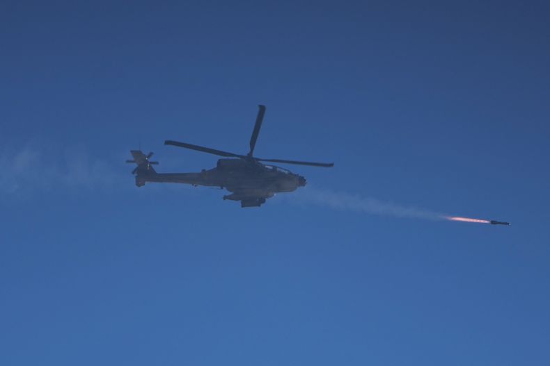 Un helicóptero Apache israelí dispara un misil en dirección a la Franja de Gaza, visto desde el sur de Israel, el jueves 4 de enero de 2024. (AP Foto/Ariel Schalit)