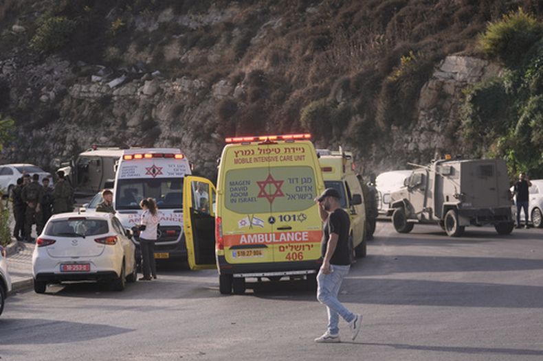 Soldados israelíes y personal de emergencia se reúnen cerca de ambulancias tras un ataque a tiros en las proximidades del cruce de Yehuda, cerca de Hebrón, en la Cisjordania ocupada, el viernes 23 de octubre de 2026. (Foto AP/Mahmoud Illean)