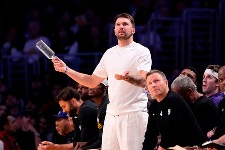 Luka Doncic, de los Lakers de Los Ángeles, reacciona desde la banca después de que los árbitros marcaran una falta contra su equipo en la segunda mitad del quinto juego de la serie de primera ronda de playoffs del baloncesto de la NBA frente a los Rockets de Houston, el miércoles 29 de abril de 2026, en Los Ángeles. (AP Foto/Mark J. Terrill)