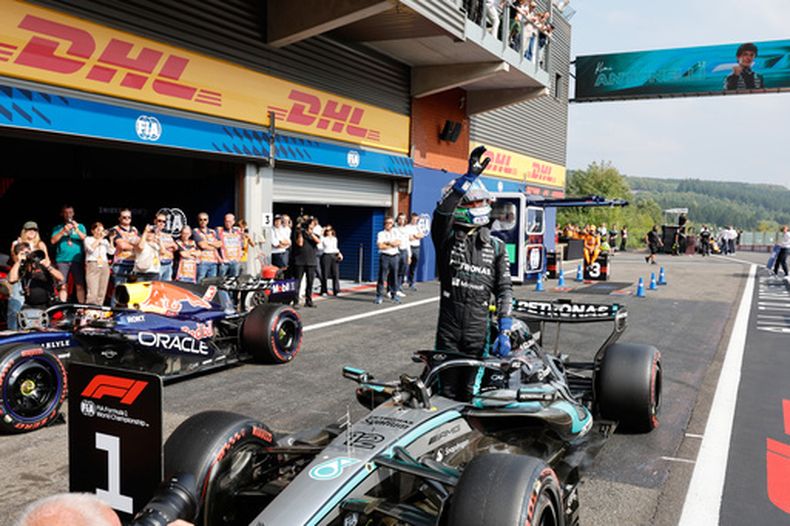 El italiano Andrea Kimi Antonelli, piloto de Mercedes, celebra después de la clasificación con la pole position para el Gran Premio de Bélgica de Fórmula 1, en el circuito de Spa-Francorchamps, el sábado 18 de julio de 2026, en Bélgica. (AP Foto/Geert Vanden Wijngaert)